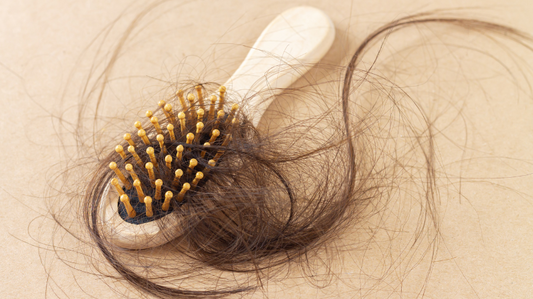 Perte de cheveux: causes, traitements et gestes à adopter
